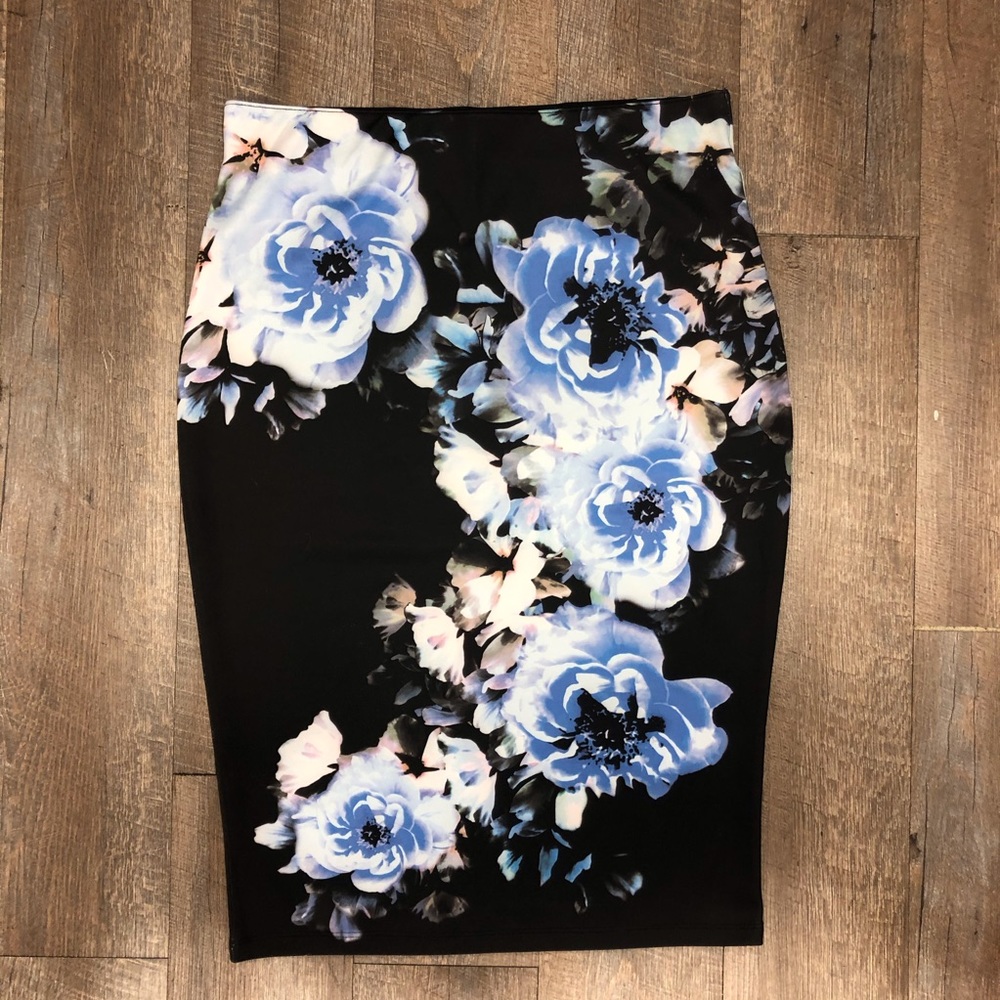 Floral APT. 9 Skirt - L